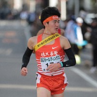 7区、大牟田の村上遵世選手を引き離す佐久長聖の石川浩輝選手＝京都市内で22日、中川祐一撮影