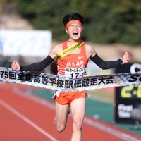 男子の1位でフィニッシュする佐久長聖の石川浩輝選手＝たけびしスタジアム京都で22日、滝川大貴撮影