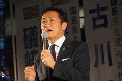 JR新橋駅前で街頭演説する国民民主党の玉木雄一郎代表（役職停止中）＝東京都港区で2024年12月20日午後6時半ごろ、安倍志帆子撮影