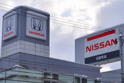 隣同士に並ぶホンダと日産のディーラー＝青森市で2024年12月19日、松本信太郎撮影