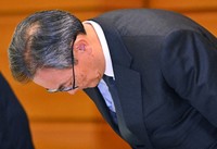 MUFG Bank Ltd. President Junichi Hanzawa bows in apology over a bank employee's theft of valuables from customers' safe deposit boxes, in Tokyo's Chiyoda Ward on Dec. 16, 2024. (Mainichi/Ririko Maeda)