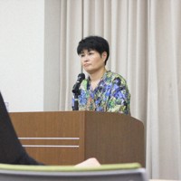 学生に自身の活動について講演する伸子さん。犯罪や被害とは無縁の人にも「何かを考えるきっかけにしてほしい」と人前に立つ機会も増やしている＝京都市で2024年9月25日、林みづき撮影