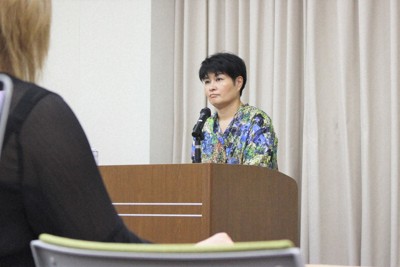 学生に自身の活動について講演する伸子さん。犯罪や被害とは無縁の人にも「何かを考えるきっかけにしてほしい」と人前に立つ機会も増やしている＝京都市で2024年9月25日、林みづき撮影