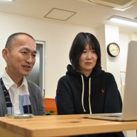 オンラインサロンで元患者らと話す川田祐一さん（左）、直美さん夫妻＝大阪市都島区で2024年11月9日午後8時14分、斉藤朋恵撮影