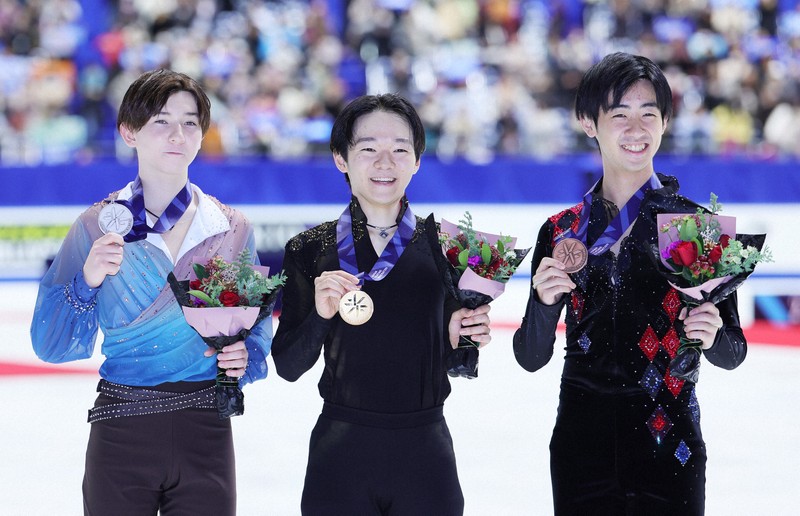 メダルを手に笑顔の男子1位の鍵山優真選手（中央）、2位の中田璃士選手（左）、3位の壷井達也選手＝東和薬品ラクタブドームで2024年12月21日、吉田航太撮影