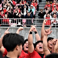 9大会ぶりの花園出場を決め、拳を突き上げて喜ぶ選手たち。スタンドからは大きな拍手が送られた＝京都市右京区で、日高沙妃撮影