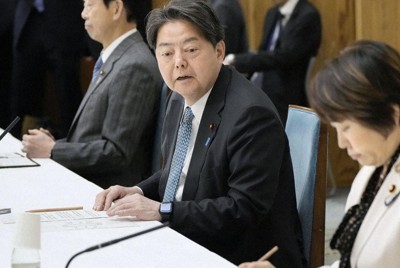 核燃料サイクル政策について意見交換する協議会に臨む林官房長官（中央）＝首相官邸で