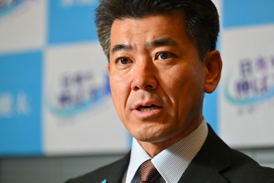 インタビューに答える泉健太・衆院国家基本政策委員長＝東京都千代田区で2024年12月24日、前田梨里子撮影