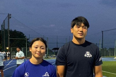 関西学院の安田咲良選手（左）と双子の弟で関大北陽の快史選手＝安田選手提供