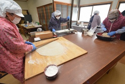 本格化した年越し向けのそば打ち＝秋田県大館市で2024年12月25日、田村彦志撮影