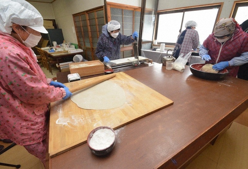 本格化した年越し向けのそば打ち＝秋田県大館市で2024年12月25日、田村彦志撮影