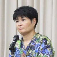 学生に自身の活動について講演する伸子さん。犯罪や被害とは無縁の人にも「何かを考えるきっかけにしてほしい」と人前に立つ機会も増やしている＝京都市で、林みづき撮影