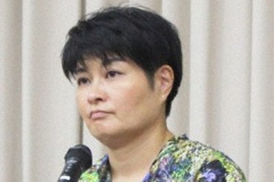 学生に自身の活動について講演する伸子さん。犯罪や被害とは無縁の人にも「何かを考えるきっかけにしてほしい」と人前に立つ機会も増やしている＝京都市で、林みづき撮影