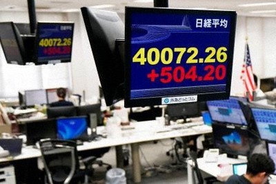 上げ幅が一時500円を超え4万円台となった日経平均株価を示すモニター＝東京都港区の外為どっとコムで2024年12月27日、共同