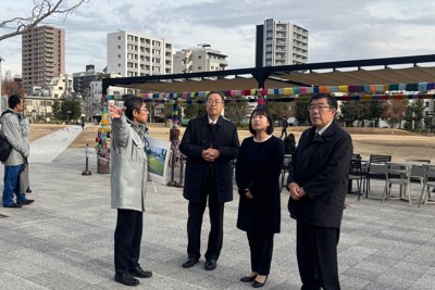 視察した公園で説明を受ける公明党の斉藤鉄夫代表（右から3人目）ら＝東京都豊島区で2024年12月25日午後2時19分、野間口陽撮影