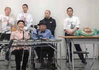 Iwao Hakamada, front row right, and his sister Hideko, front row left, are seen at a news conference after the pair watched a boxing match at Korakuen Hall in Tokyo's Bunkyo Ward on Nov. 29, 2024. (Mainichi/Kazuhiro Tahara)