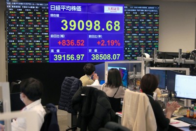 日経平均株価の終値が史上最高値となり、拍手に包まれる大和証券のディーリングルーム＝東京都千代田区の大和証券で2024年2月22日午後3時、渡部直樹撮影