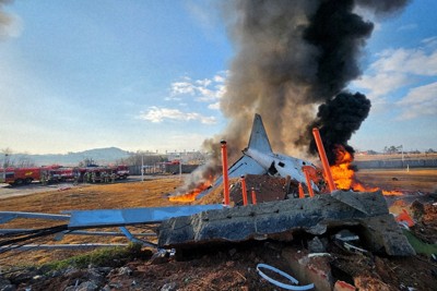 着陸に失敗して炎上する済州航空の旅客機＝韓国南西部の務安国際空港で2024年12月29日午前9時過ぎ、聯合・ロイター