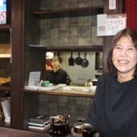 復興酒場の店長の松下直子さん（53）＝石川県輪島市で2024年12月23日午後7時53分、戸田栄撮影