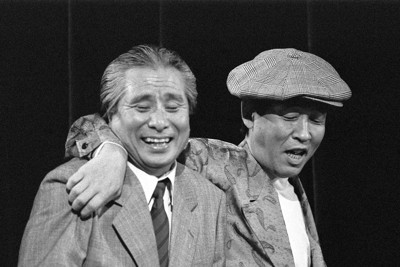 萩本欽一さん（右）と坂上二郎さんは活動休止後も度々共演した。写真は活動休止から20年後に行ったコント55号の舞台の模様＝東京都中央区銀座の博品館劇場で1991年11月、荒井真治撮影