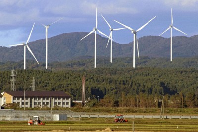 青森県内の森林に設置されている風車。既存施設は課税対象外＝2023年10月撮影