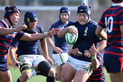 【国学院久我山－日本航空石川】後半、国学院久我山の笠井大志がタックルを受けながらも突進する＝東大阪市花園ラグビーで2024年12月30日、平川義之撮影