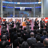 大納会で手締めをする東京証券取引所の関係者ら。今年は東証の元社員がインサイダー取引に関与したとされる事件があり、ゲストの招待は見送られた＝東京都中央区の東京証券取引所で2024年12月30日午後3時36分、手塚耕一郎撮影