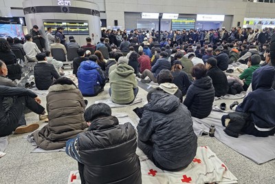 身元確認のために空港内で待機する乗客の遺族ら＝韓国南西部・全羅南道務安郡で2024年12月29日午後8時7分、日下部元美撮影