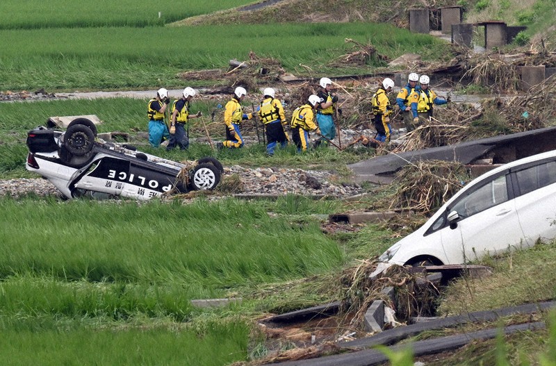 大雨で行方不明となった警察官の捜索を続ける隊員ら＝山形県新庄市で2024年7月26日、竹内幹撮影