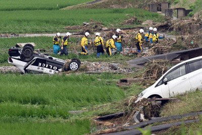 大雨で行方不明となった警察官の捜索を続ける隊員ら＝山形県新庄市で2024年7月26日、竹内幹撮影