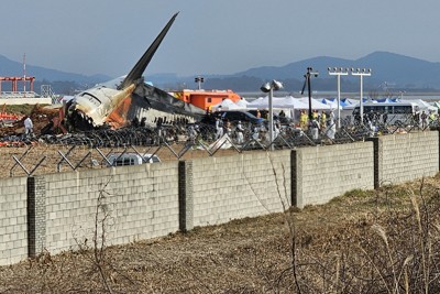 韓国機オーバーラン地点近くに「コンクリ壁」　英米専門家から批判