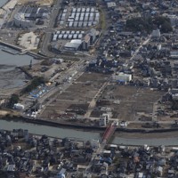 公費解体が進む「朝市通り」周辺＝石川県輪島市で2024年12月20日、本社ヘリから