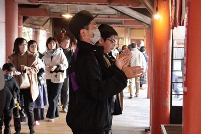 柞原八幡宮に初詣に訪れた参拝客＝大分市で