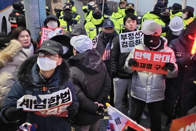 韓国大統領公邸付近に集まる尹錫悦大統領の支持者ら＝ソウル市竜山区で2025年1月3日午前、日下部元美撮影