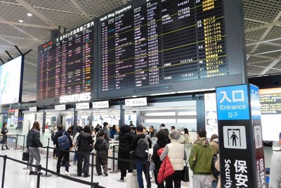 混雑する第1ターミナル北ウイング出発ロビー＝千葉県成田市で2024年12月17日午前11時27分、合田月美撮影