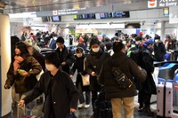 JR Tokyo Station in the capital's Chiyoda Ward is seen crowded with people on Jan. 3, 2025. (Mainichi/Ayano Tanaka)