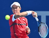 Kei Nishikori plays at Tokyo Olympic, on July 28, 2021.(Mainichi)