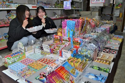 昔懐かしい駄菓子の買い物を楽しむ客＝鳥取県倉吉市西町で2024年12月3日午後0時56分、渕脇直樹撮影