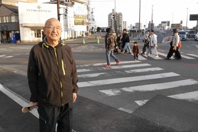 スクランブル交差点の前で往時を振り返る森義久さん（左）