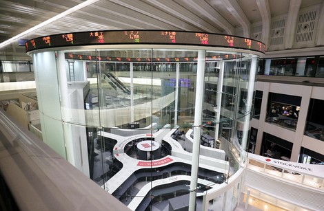 This file photo shows the Tokyo Stock Exchange. (Mainichi)