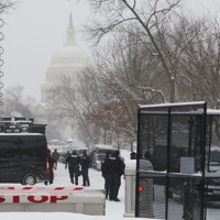 米大統領選の公式集計手続きを前に連邦議会周辺を警備する警察＝2025年1月6日、秋山信一撮影