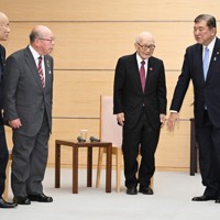 ノーベル平和賞を受賞した日本被団協の田中熙巳さん（左から3人目）、田中重光さん（同2人目）、箕牧智之さん（左端）らと面会する石破茂首相＝首相官邸で2025年1月8日午前10時2分、平田明浩撮影