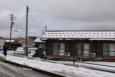 雪に染まる輪島市中心部の仮設住宅＝石川県輪島市で2025年1月8日午後4時、国本ようこ撮影