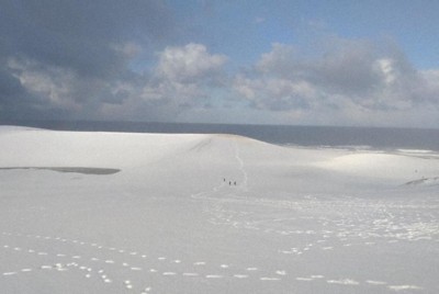 一面雪景色の鳥取砂丘＝鳥取市で、2025年1月10日、山田泰正撮影