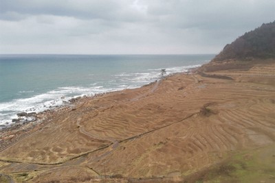 空一面に厚い雲が垂れ込めた観光名所・白米千枚田＝石川県輪島市で2025年1月2日午後1時7分、国本ようこ撮影