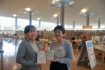 「本が好きなので、図書館での仕事は楽しい」と口をそろえる司書の高村美由紀さん（左）と宮川陽子さん＝福井県立図書館で、萱原健一撮影