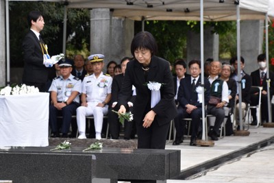 「鎮魂の丘」で開かれた戦没者追悼式で献花をする遺族代表の栗林快枝さん＝東京都小笠原村の硫黄島で2025年1月16日（代表撮影）