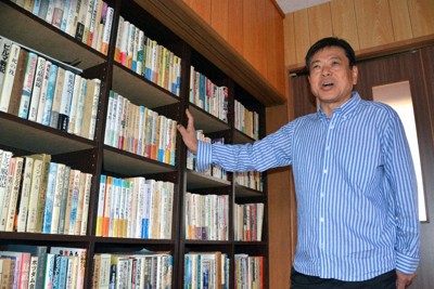 清水英明さんの自宅にはアジア関連の書物が多数あり、アジアの歴史文化の編集・アーカイブ化はライフワークのひとつ＝福井県鯖江市の自宅で、萱原健一撮影