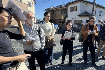 朝鮮人虐殺の現場をたどるフィールドワークに参加した朴洪実さん（中央）＝埼玉県熊谷市で2024年11月28日、隈元浩彦撮影