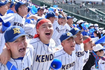 選抜高校野球大会で母校を応援する生徒ら。スポーツ観戦は心身にプラスに働くという＝兵庫県西宮市の阪神甲子園球場で2024年3月30日午前11時46分、小坂春乃撮影